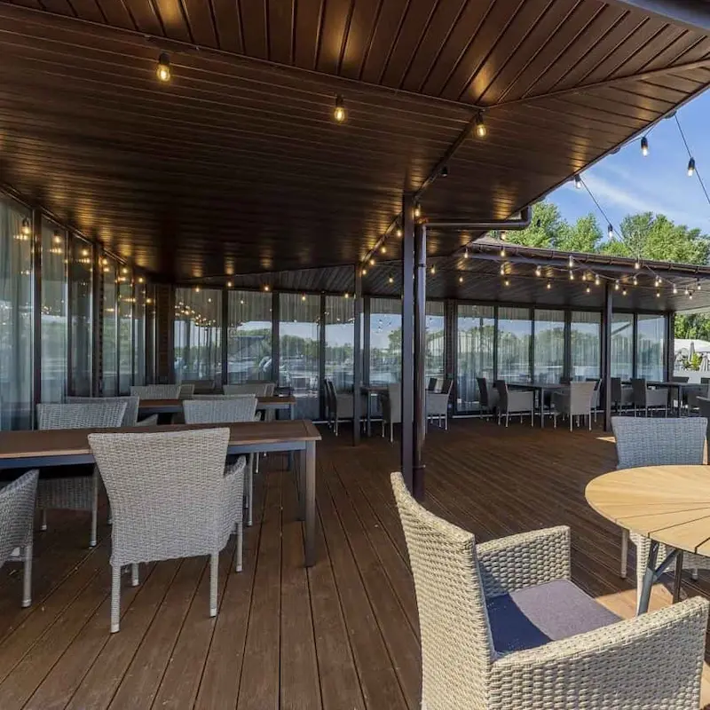 Terraza cerca del restaurante